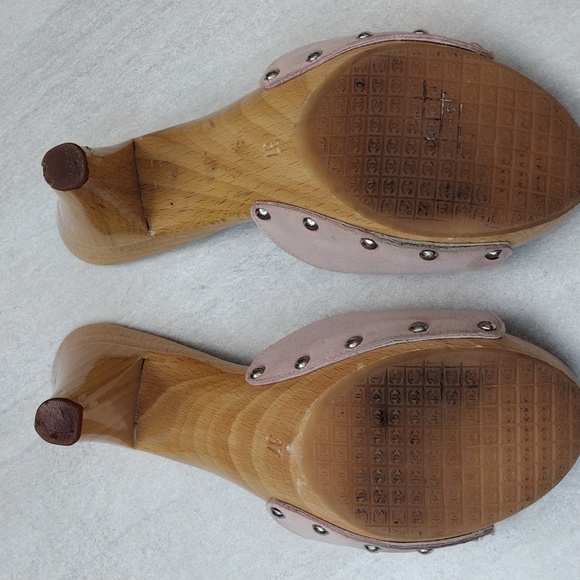 Chanel Women's UE 37, Size 7 preloved mule and pink with a wood heel. - Picture 4 of 5